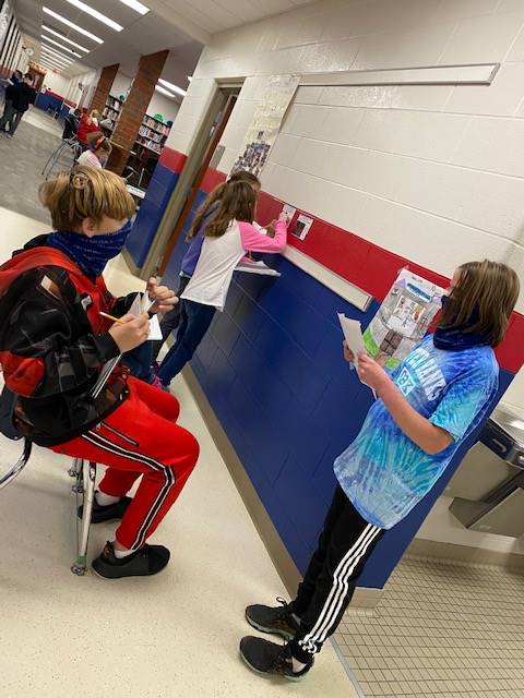 6th graders teaching 5th graders about cells 